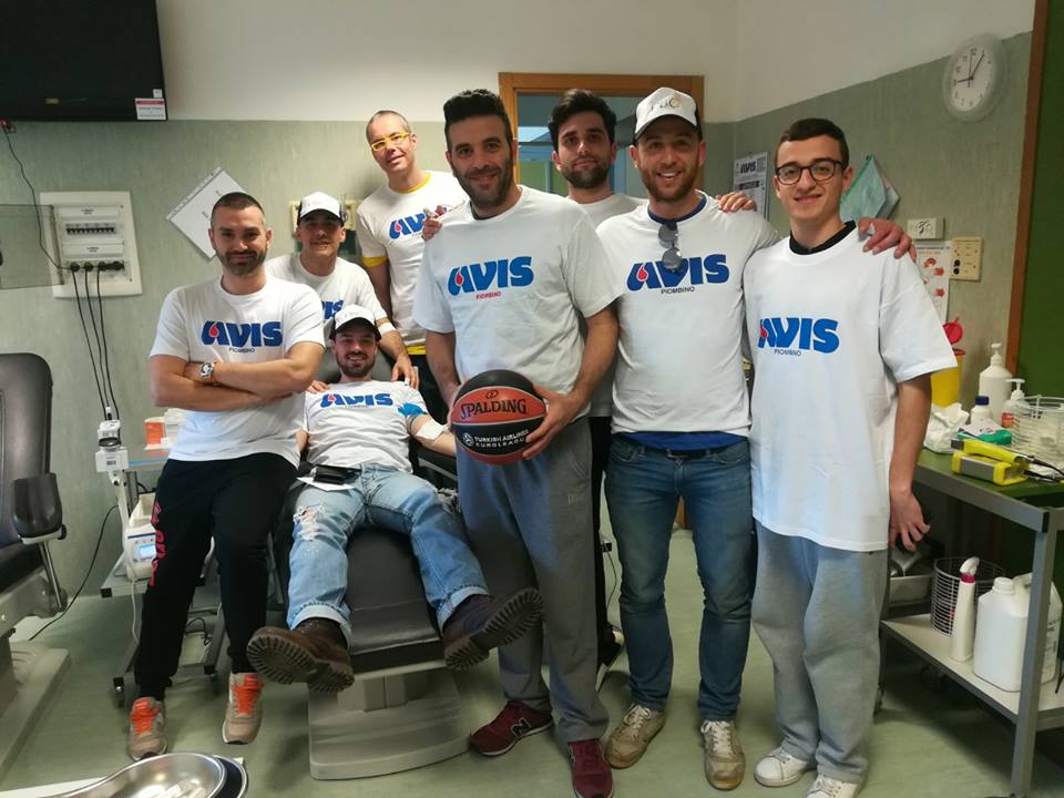 La donazione dei ragazzi della Pallacanestro Golfo Piombino